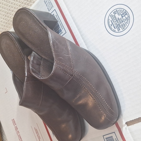 CLARKS WOMEN'S SLIP ON SHOES SIZE 10M BROWN LEATHER - Picture 3 of 7